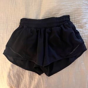 black lululemon size 2 hotty hot shorts, 2.5 inseam